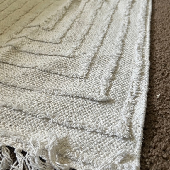 White rug - Picture 2 of 6
